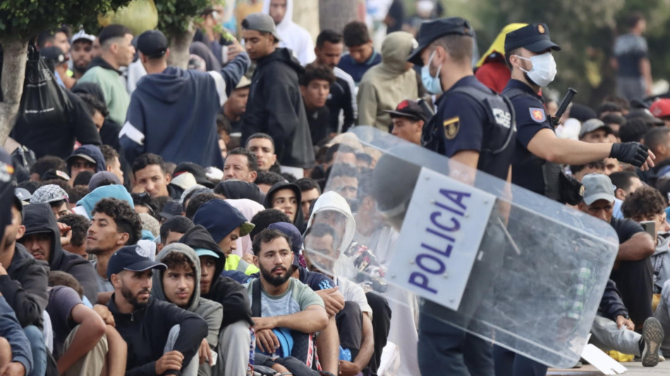 Scontri fra migranti a Ceuta, polizia spara in aria per disperdere la ressa