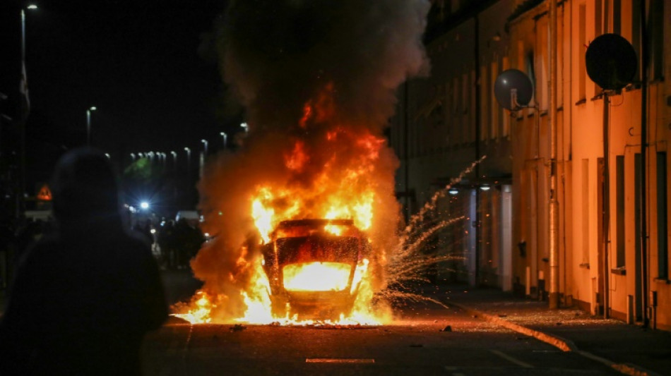 Violences en Irlande du Nord: six arrestations, 17 policiers blessés