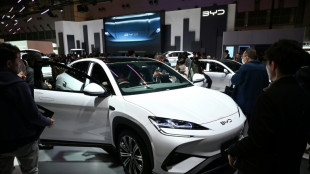 Sans grand suspense, le Chinois BYD va d&eacute;tr&ocirc;ner Tesla en 2025 sur le tout-&eacute;lectrique