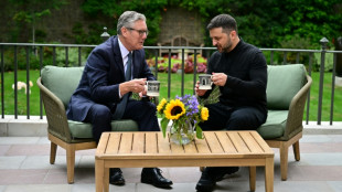 Premiê britânico recebe Zelensky em Londres na véspera da cúpula Trump-Putin