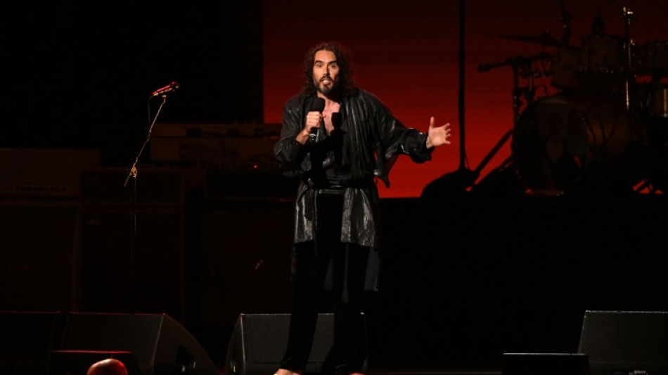 Ator e comediante britânico Russell Brand é acusado de estupro
