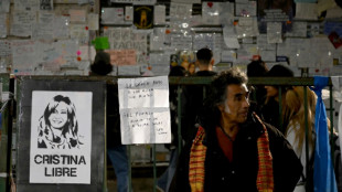 Cristina Kirchner denuncia ação da polícia e pede que apoiadores mudem de local