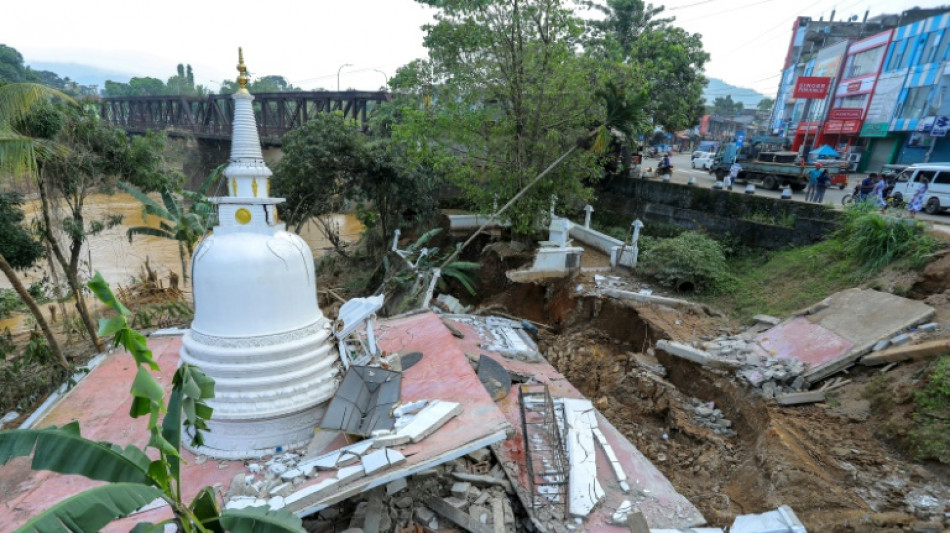 Pa&iacute;ses asi&aacute;ticos lutam para distribuir ajuda ap&oacute;s inunda&ccedil;&otilde;es que deixaram 1.300 mortos