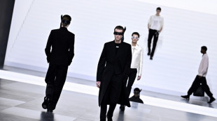 Kim Jones propone un Dior minimalista en París, Chavarría lanza un alegato antiTrump