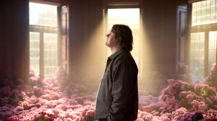 Lewis Capaldi racconta le sue difficoltà nel singolo Almost