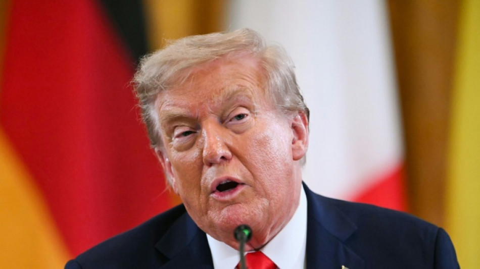 Trump visita a policías y tropas desplegadas en la capital de EEUU 