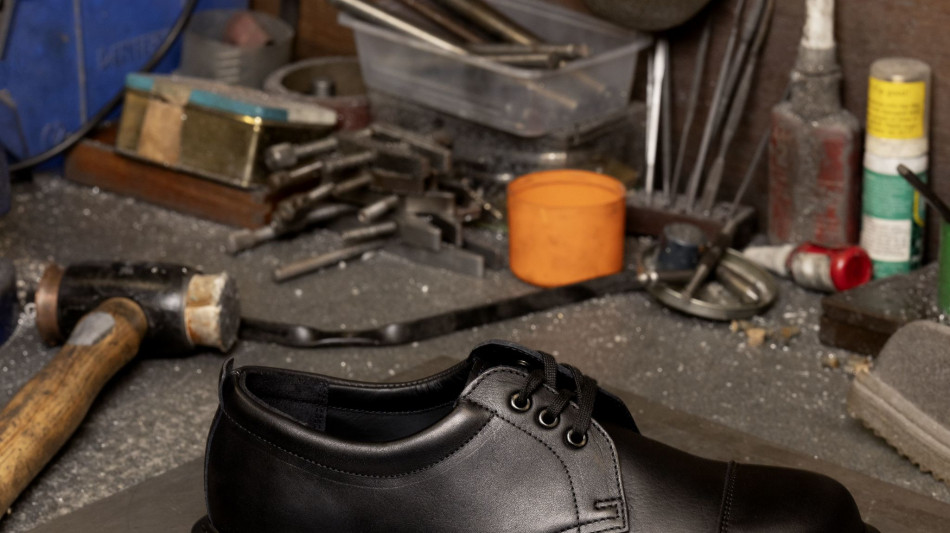 Mhl di Margaret Howell customizza modello iconico di Dr. Martens