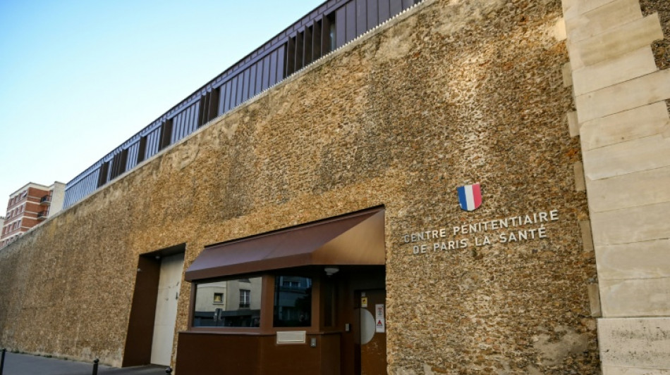 En prison, Nicolas Sarkozy protégé par deux policiers 