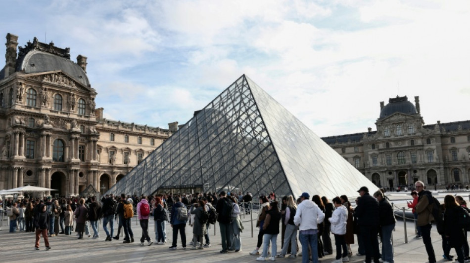 Dos hombres detenidos en Francia por el robo de joyas en el Louvre