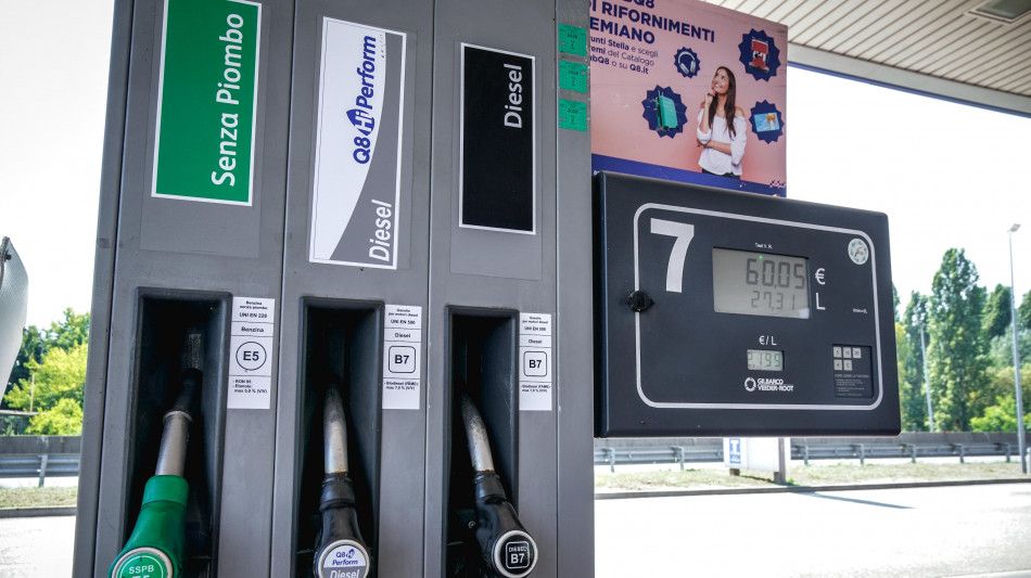 Nuovi rialzi per i carburanti, su strade la verde a 2,015 euro a litro, gasolio 2,136