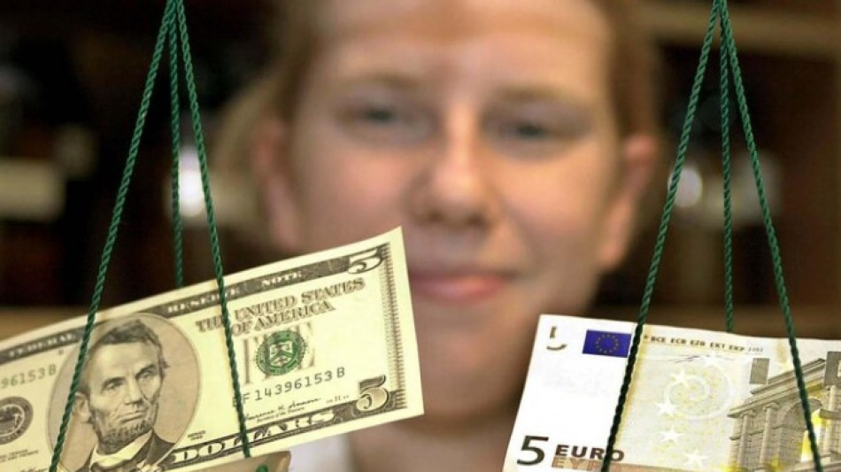 La morsa dei dazi pesa sul dollaro, l'euro sale a 1,1083