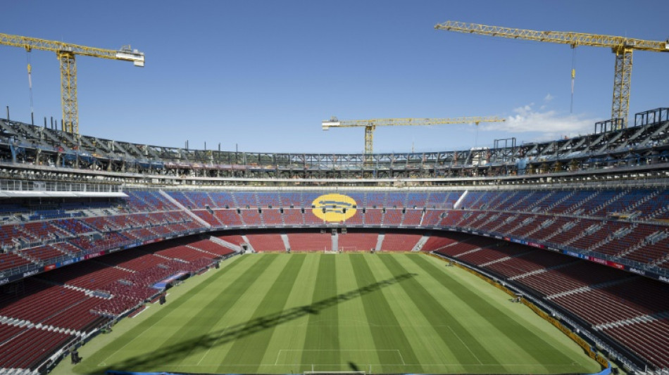 Foot: après deux ans de travaux, le Camp Nou de Barcelone toujours inutilisable