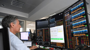 Borsa: Milano peggiora e cede l'1,8%, pesano lusso e banche