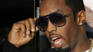 Una testigo en juicio contra Sean "Diddy" Combs afirma que la colgó de un balcón