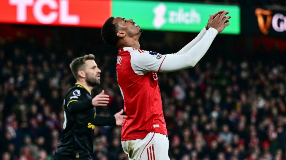 Arsenal rocked by Man Utd, Villa rekindle Premier League title bid