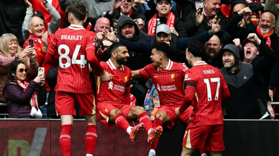 Liverpool vence West Ham (2-1) e fica perto do título; Chelsea evita vexame contra Ipswich