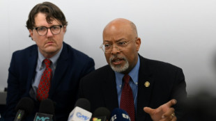 El Salvador impide a legislador de EEUU visitar a migrante deportado "por error"