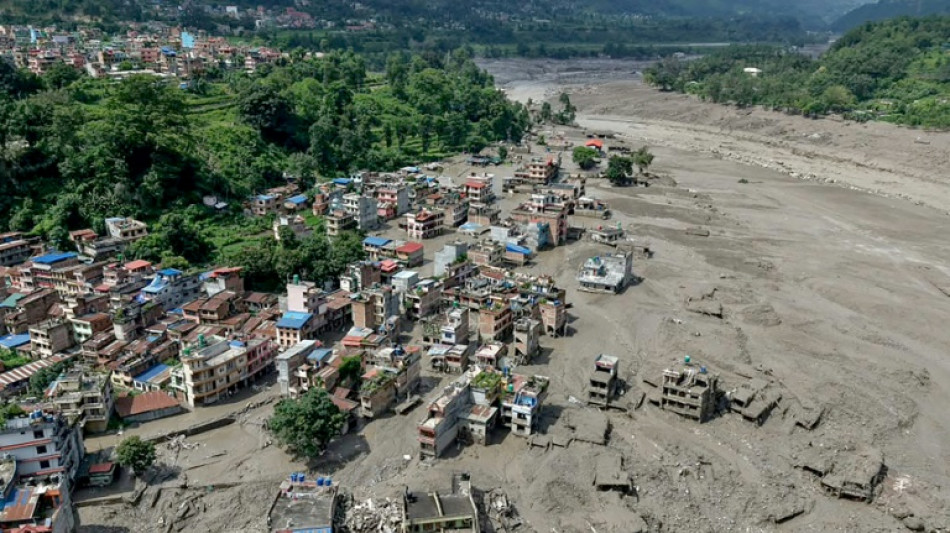 Trag&eacute;dia entre Nepal e Tibete deixa ao menos 273 mortos e mais de 1.300 desaparecidos