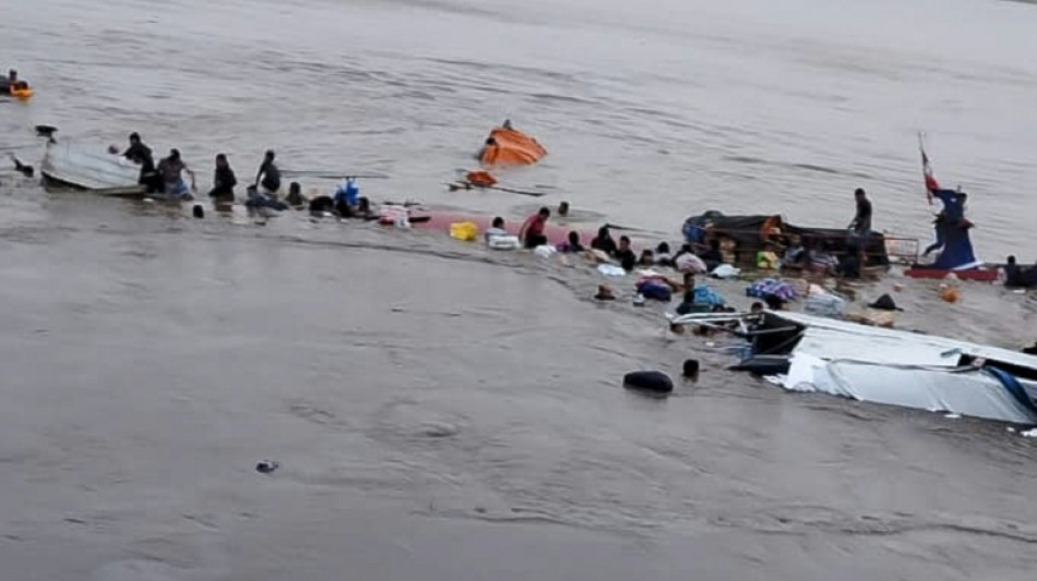 Intensa búsqueda de 30 desaparecidos tras alud de tierra con 12 muertos en puerto de Perú