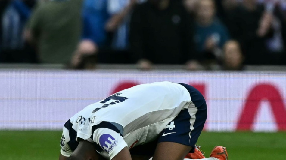 Man Utd beat Chelsea as Spurs stunned by Brighton equaliser