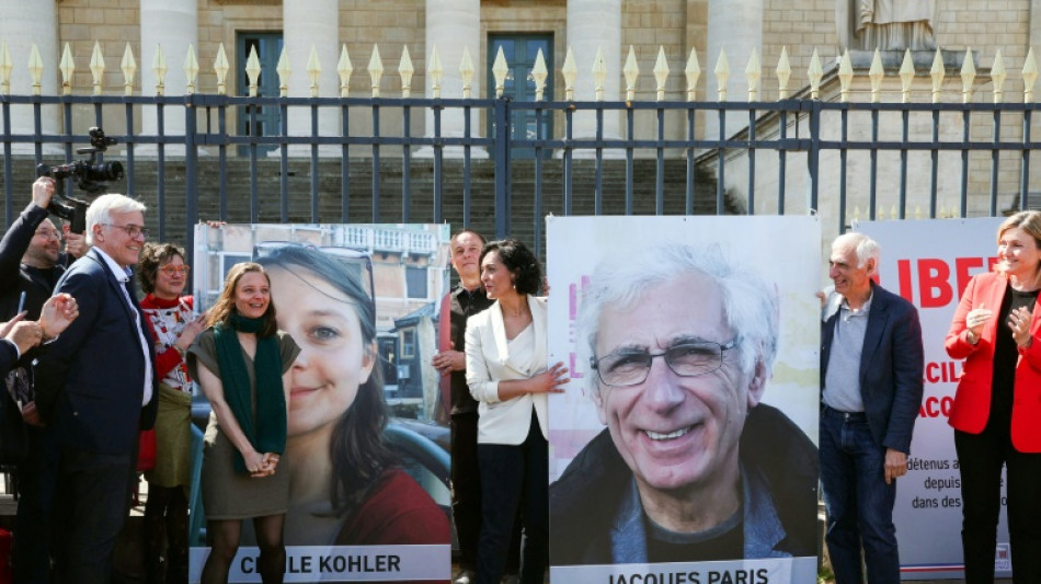 Ex-d&eacute;tenus en Iran, C&eacute;cile Kohler et Jacques Paris d&eacute;crochent leurs portraits de l'Assembl&eacute;e