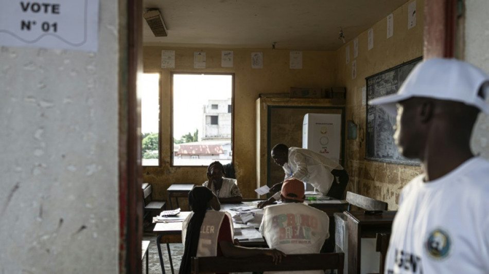 Fin du référendum visant au retour à l'ordre constitutionnel en Guinée 