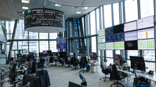 Borsa: l'Europa in negativo, l'oro record a 3.694 dollari