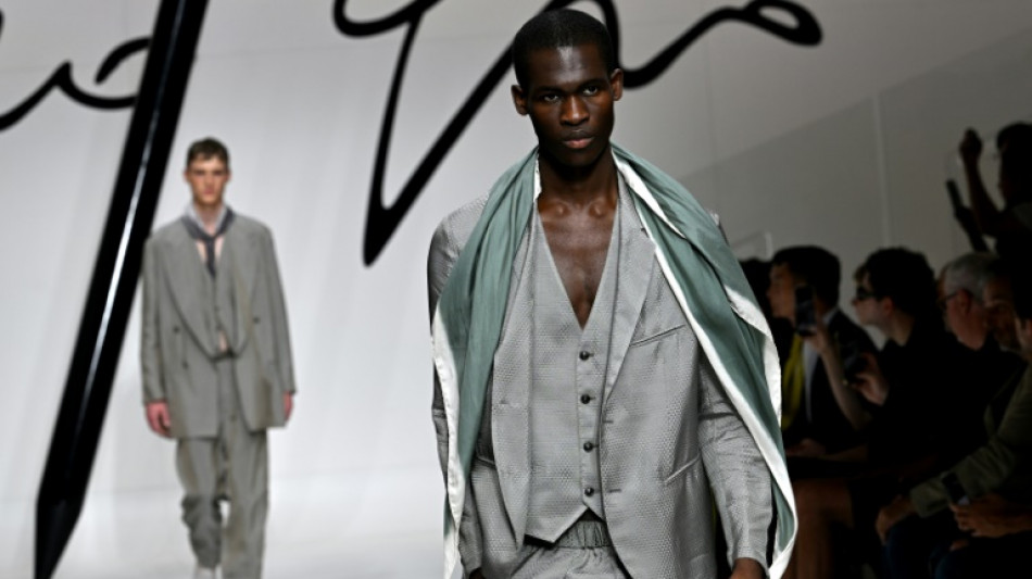 Armani apresenta uma elegância leve em Milão