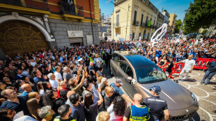 Folla ai funerali di Martina. Il cardinale, far male non è amore