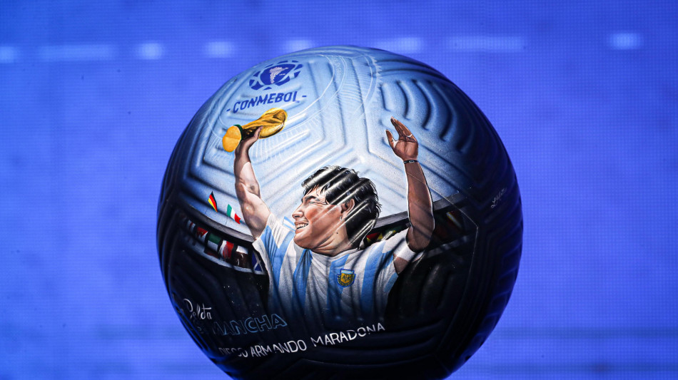 Ex moglie e figlie Maradona 'diffamate da bugie ex manager'