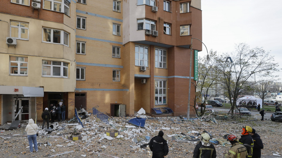 Media, 'potenti esplosioni a Kiev dopo allarme missilistico'