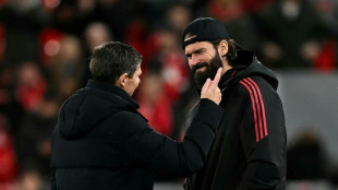 Técnico do Liverpool confirma retorno do goleiro Alisson