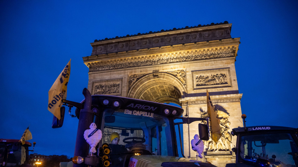 La protesta contro il Mercosur invade Parigi, trattori alla Tour Eiffel