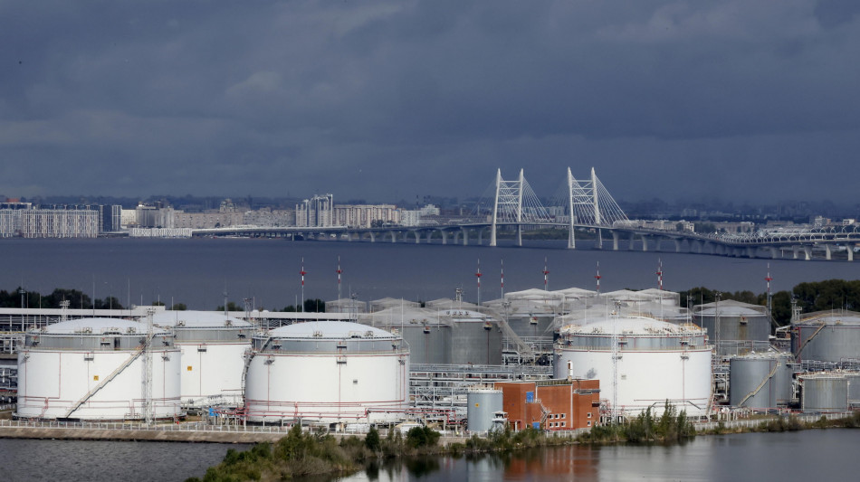 Prezzo petrolio in bilico fra sanzioni Russia e più produzione