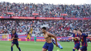 Barcelona vence Girona com gol no fim e assume lideran&ccedil;a do Espanhol