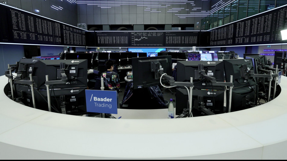 Borsa: l'Europa apre contrastata, dollaro debole e corsa dell'oro