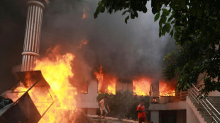 Nepals Regierungschef tritt zurück - Demonstranten setzen Parlamentsgebäude in Brand