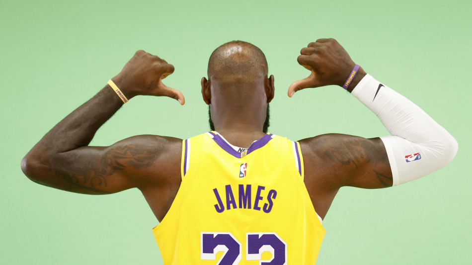 Rientro da applausi, festa LeBron per il 23/o anno in Nba