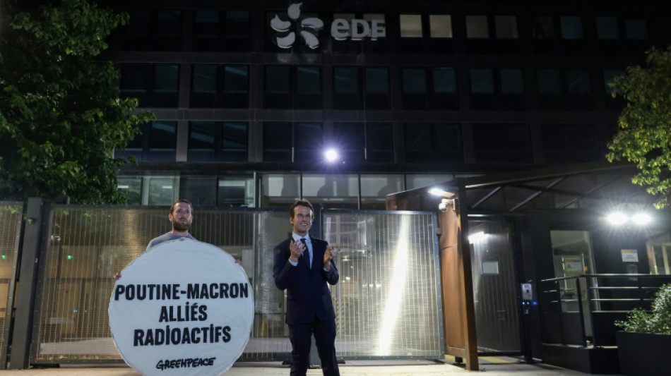 La estatua de Macron que militantes de Greenpeace robaron de un museo parisino volvió a su lugar