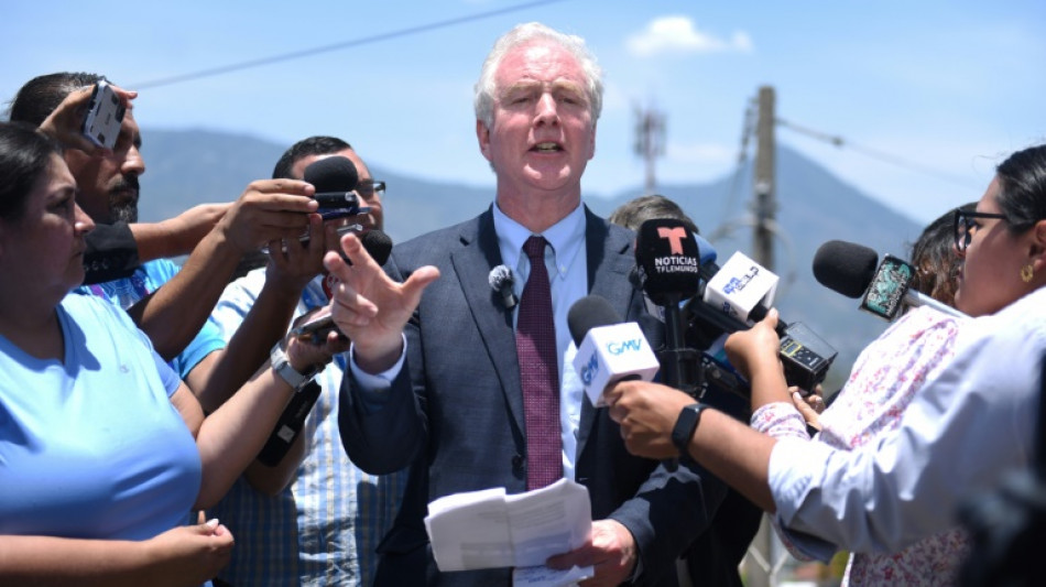 El Salvador ignora senador dos EUA que pede libertação de deportado por engano