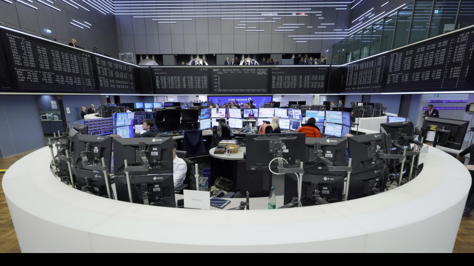 Borsa: l'Europa termina poco mossa, corrono difesa e alcolici