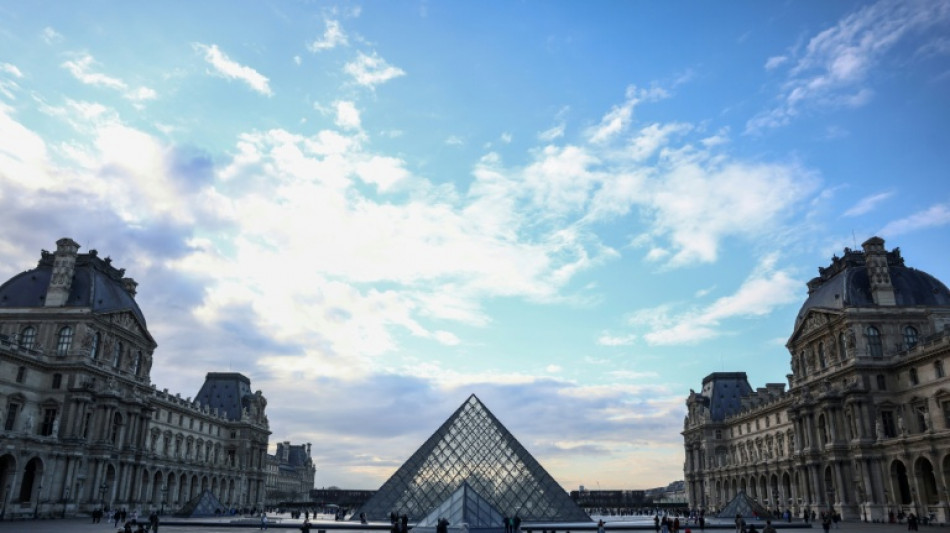 Chainsaw-wielding robbers flee Louvre with jewellery