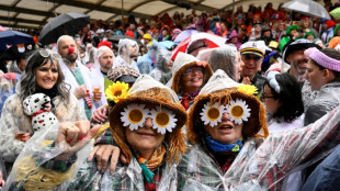 Narren und Jecken am Rhein feiern Beginn von Stra&szlig;enkarneval mit Weiberfastnacht
