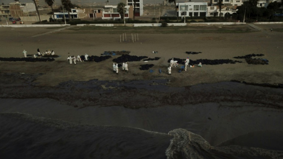 Per&uacute; prohibe zarpar al buque implicado en el derrame de crudo