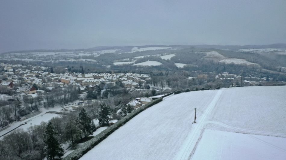 Neige et verglas perturbent les transports, cinq morts sur les routes