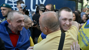 Reencuentros, sonrisas y lágrimas en el regreso a Ucrania de prisioneros liberados por Rusia