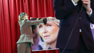 Le Pen, inhabilitada, denuncia ante simpatizantes en París una "decisión política"