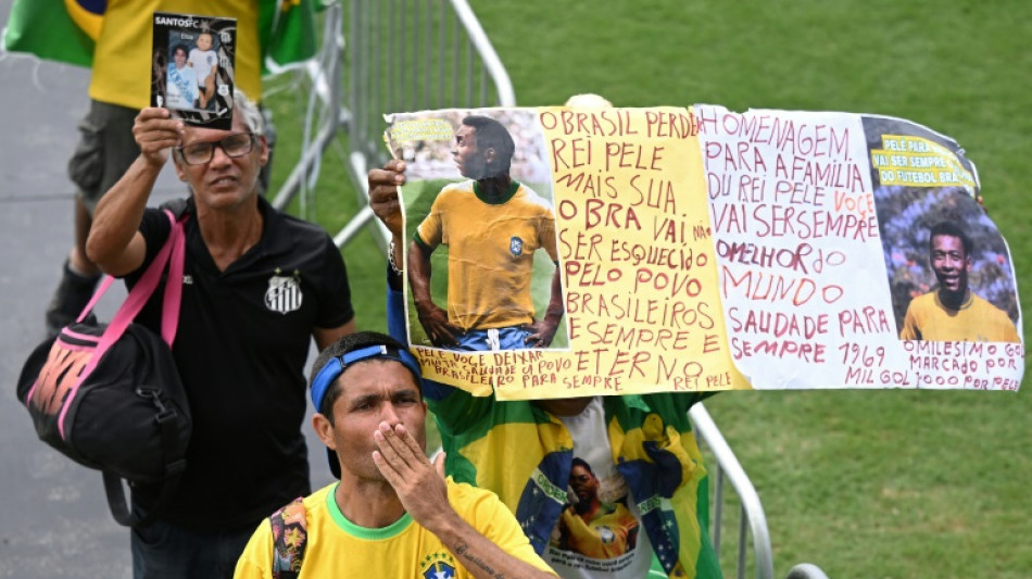 Brasileños viajan a Santos para homenajear a Pelé, la "leyenda de los mil goles"