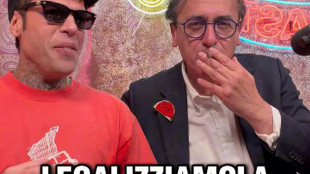 Bonelli da Fedez, 'legalizzate la marijuana'. E fa un tiro in diretta