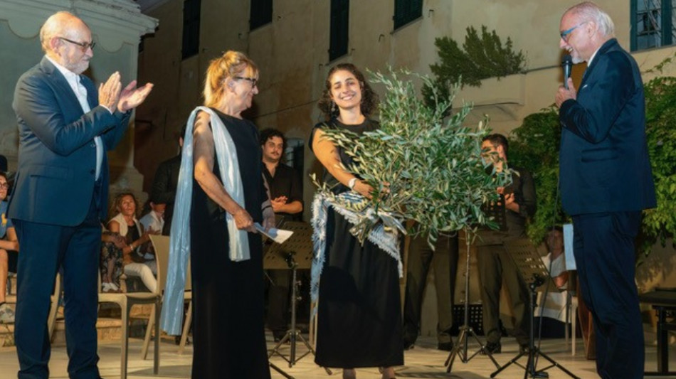 Sindaca di Cervo dona un ramo d'ulivo ai concertisti palestinesi